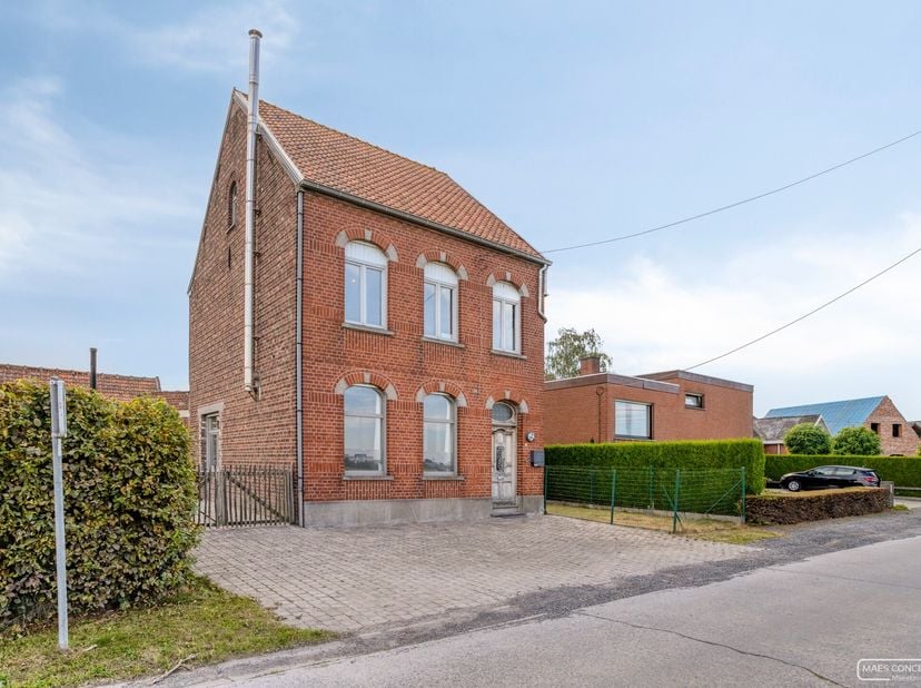 Op een mooi perceel van 750 m² bevindt zich dit ruime en karaktervolle herenhuis met gezellig bijgebouw, op een uitstekende ligging in Waregem. De won