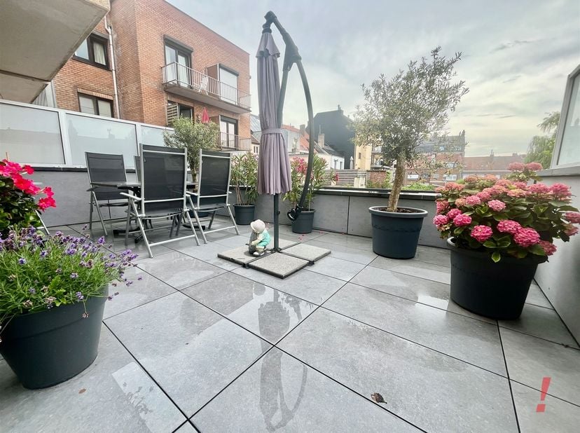 Magnifiek appartement op de eerste verdieping met privatieve autostaanplaats, fietsenberging en ruim zonneterras. <br />
Dit pand omvat een inkomhal,