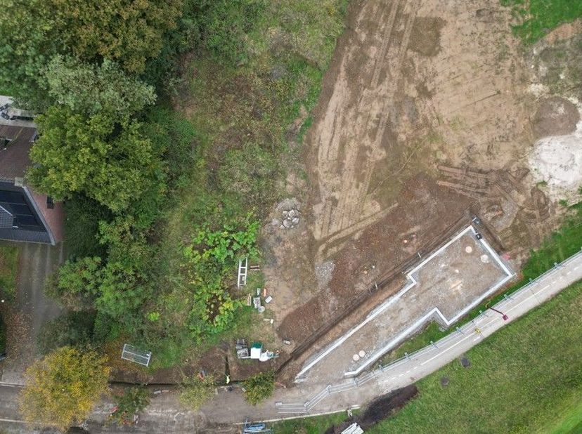 Prachtige bouwgrond voor een halfopen bebouwing in de Heirstraat te Maasmechelen! Deze unieke locatie biedt u de mogelijkheid om uw droomhuis te bouwe