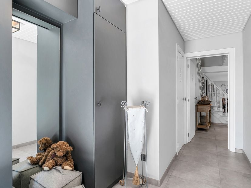 Deze verzorgde woning uit 1997 biedt met een bewoonbare oppervlakte van 211 m² verrassend veel ruimte en mogelijkheden. Vier slaapkamers, een polyvale