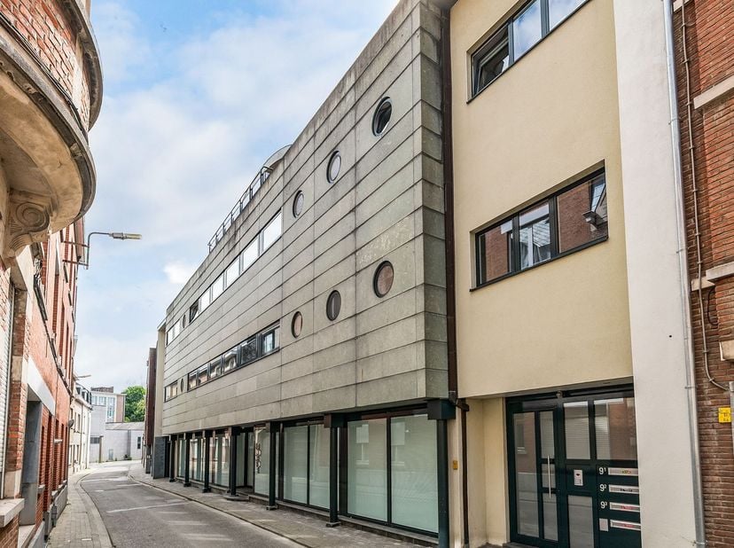 Op een toplocatie, op enkele stappen van de Grote Markt, bevindt zich dit exclusieve penthouse met een uitzonderlijke bewoonbare oppervlakte van 432 m