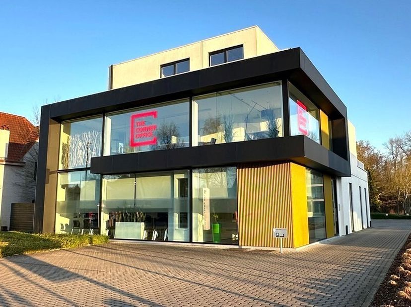 106m² kantoor op eerste verdieping<br />
Ligging: op commerciële topligging langs belangrijke invalsweg van Gent; op 5 min. van op- en afrit E40 (Flan