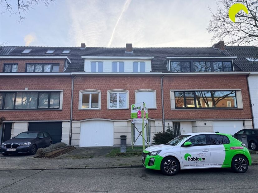Dans le quartier résidentiel agréable et sans voiture de Steenakker, nous trouvons cette maison extrêmement spacieuse, prête à l'emploi, avec 4 chambr
