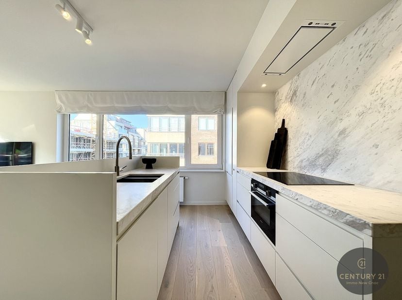 Volledig gerenoveerd appartement gelegen in het centrum van Knokke op wandelafstand van de Zeedijk en het Rubensplein.<br />
indeling als volgt: Inkom