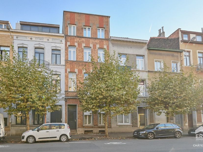 n Schaarbeek bestaat dit opbrengsteigendom uit 4 erkende entiteiten, allemaal in zeer goede staat en met tal van troeven zoals een terras van 20 m², e