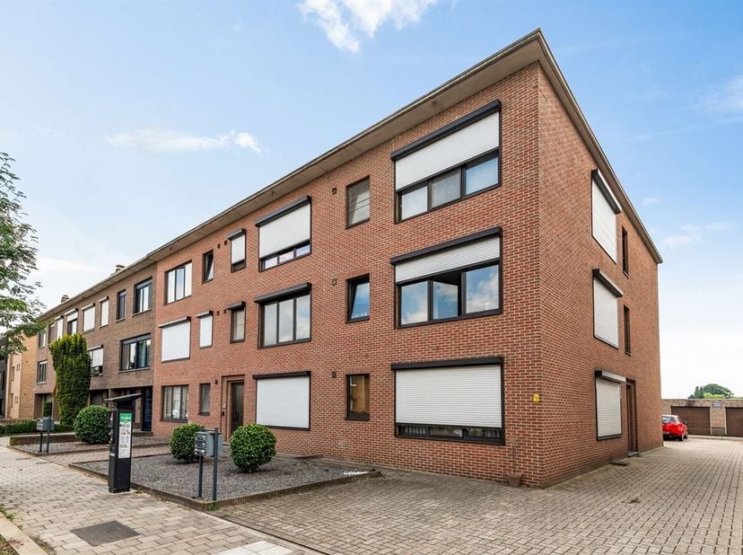 Instapklaar appartement met 2 slaapkamers, terras en staanplaats<br />
Eerste verdieping<br />
Het appartement bevindt zich op de eerste verdieping va