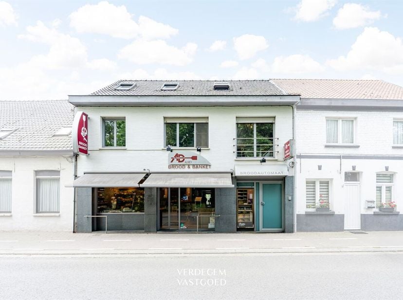 Situation<br />
Au coeur de Wippelgem, charmant village de la commune d'Evergem, se trouve cette chaleureuse boulangerie avec logement.<br />
Grâce à