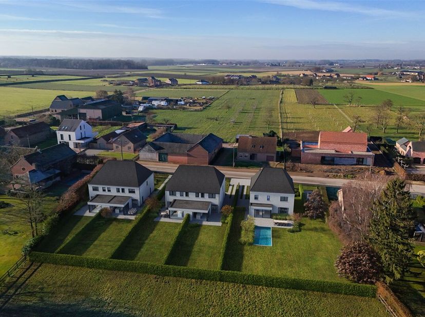 Nieuwbouwvilla (open bebouwing) met stijlvolle architectuur en zicht op groen in Alken.<br />
Omgeving<br />
Gelegen in Alken, een rustige en groene g