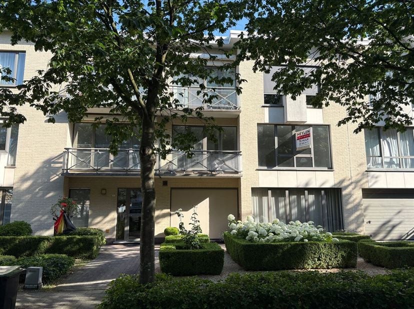 Prachtig 3-slaapkamer appartement op rustige locatie <br />
Ligging: <br />
Het appartement is gelegen in Brasschaat, op een rustige locatie. Naburige
