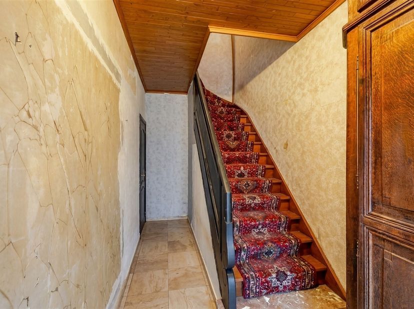 Ontdek deze verder te renoveren woning op een gunstige ligging in Wetteren. Met een bewoonbare oppervlakte van 229m² biedt deze woning alle ruimte en
