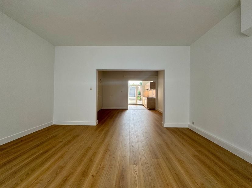 Op zoek naar een instapklaar appartement op een uitstekende locatie? Dan is dit volledig gerenoveerde gelijkvloerse appartement precies wat u zoekt!<b