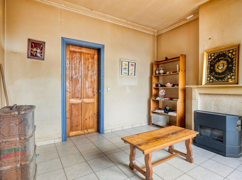 Deze woning is gunstig gelegen op wandelafstand van het centrum van Mol met o.a. het station, het Rondplein, de winkelstraten, horecazaken en het ziek