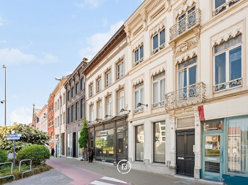 Situé sur la place Notre-Dame, à côté de l’église Notre-Dame, cet hôtel particulier classé avec espace commercial offre plus de 700 m² de possibilités