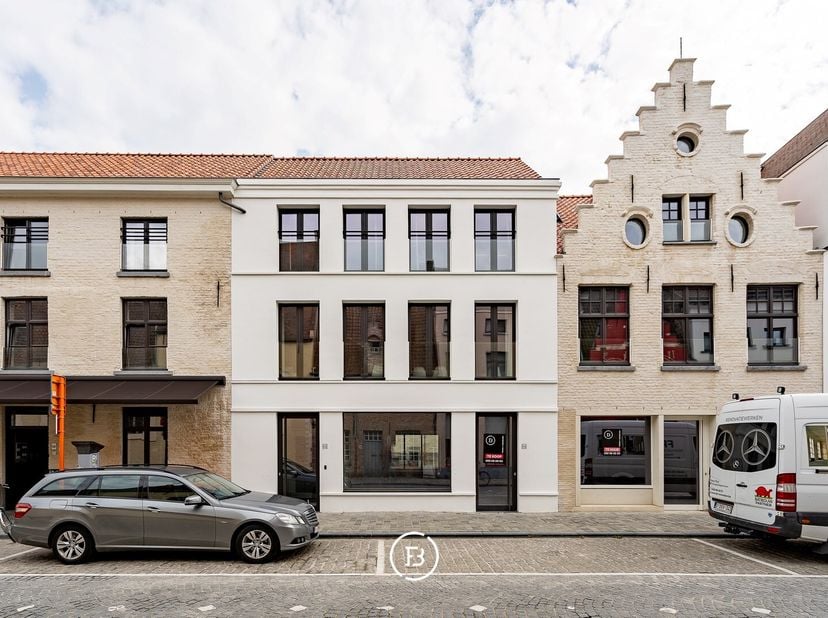 Niché au cur de Bruges, se trouve le<br />
site historique de Weylerkazerne. Le projet bénéficie d'une architecture imposante respectant les éléments