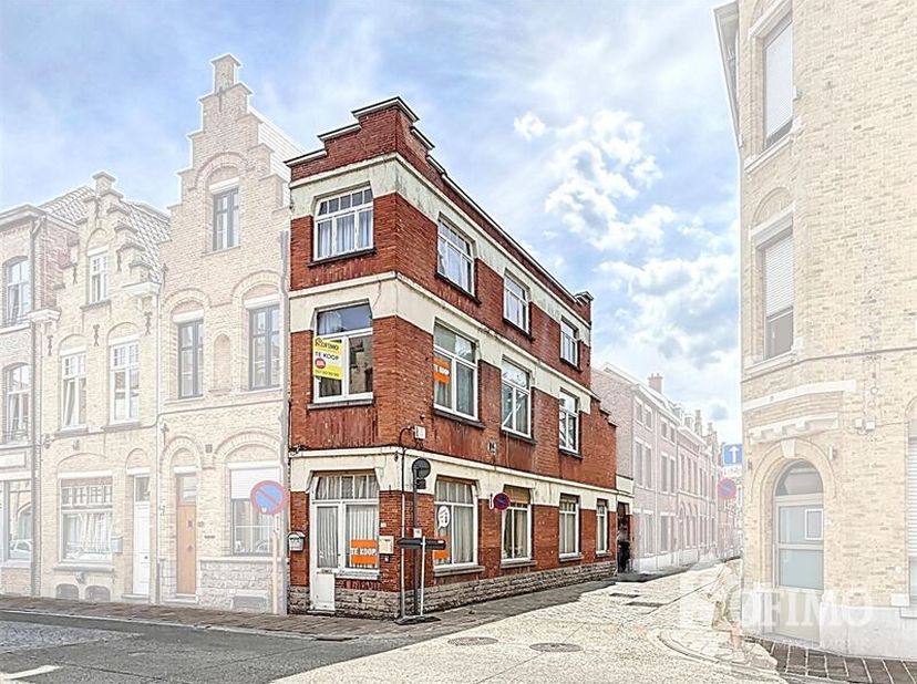 Te renoveren hoekwoning in het historisch stadscentrum van Ieper<br />
De woning beschikt nog over heel wat authentieke elementen<br />
Op het gelijkv