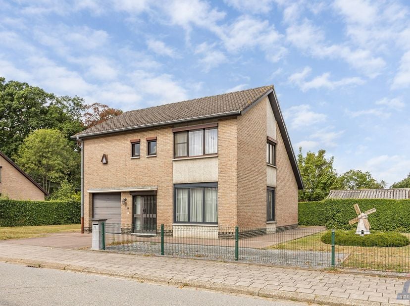 Op zoek naar een woning met potentieel die je volledig naar eigen smaak en wensen kan opfrissen of renoveren? Deze open bebouwing, gelegen aan de Park