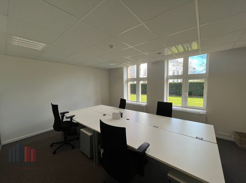 Uitzonderlijk goed bereikbare en instapklare kantoorruimte te huur van 18&amp;nbsp;m².&amp;nbsp;<br />
Ontdek een perfecte balans tussen professionele facilit