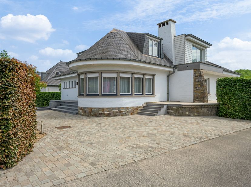 Op een strategische locatie in Ninove, langs een belangrijke verbindingsweg, bevindt zich deze tijdloze villa die perfect inspeelt op de combinatie va