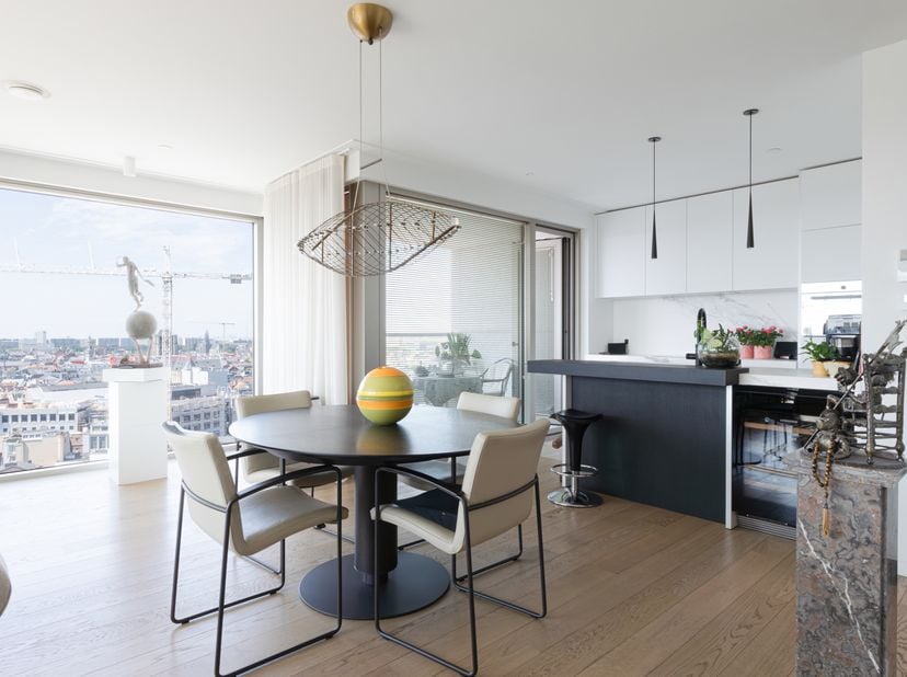 Exclusief penthouse-appartement met panoramisch stadszicht<br />
Op een van de hoogste verdiepingen van deze moderne moderne Antwerp Tower ligt dit sf