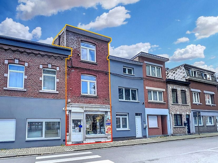 Nigel IMMO a le plaisir de vous présenter cet immeuble commercial de 175 m&amp;sup2; sur une parcelle de 216 m&amp;sup2;, idéalement situé à proximité du cent