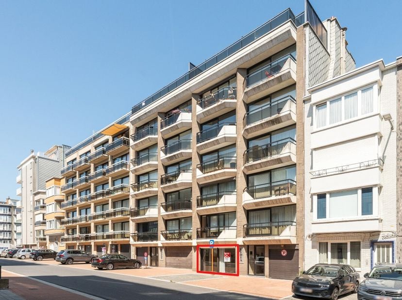 Te koop: appartement in Koksijde, achter de zeedijk en vlak bij het centrum en openbaar vervoer. Dit appartement biedt een interessante combinatie van