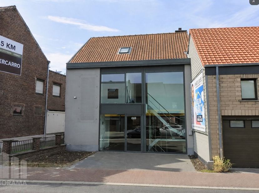 Bureau de 260 m² à louer<br />
Cet espace stratégiquement situé combine une excellente visibilité avec un accès rapide à l’E40 et au R0. Idéalement ac