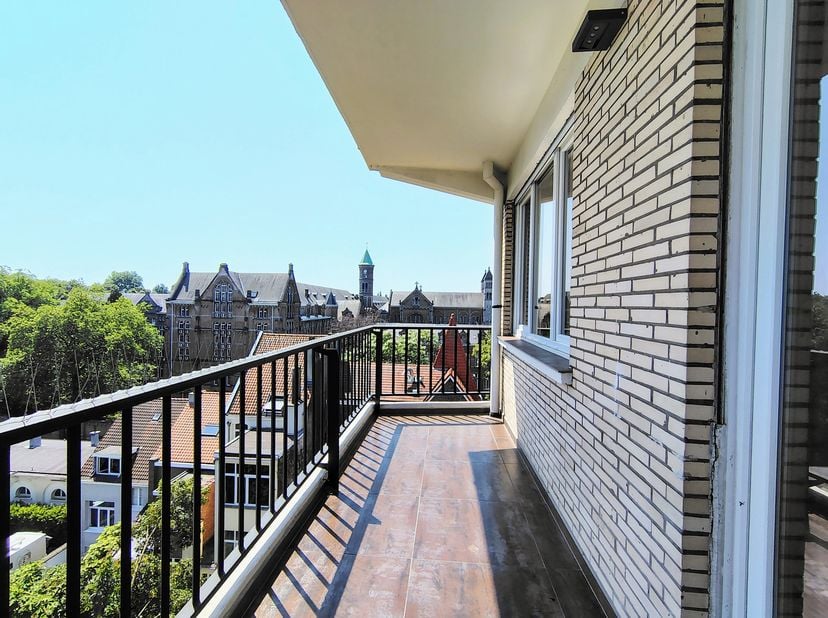 WOLUWE-SAINT-PIERRE, tegenover de Montgomery-rotonde en vlakbij de Europese instellingen. Prachtig APPARTEMENT (3 slaapkamers/1 badkamer) van ± 140 m²