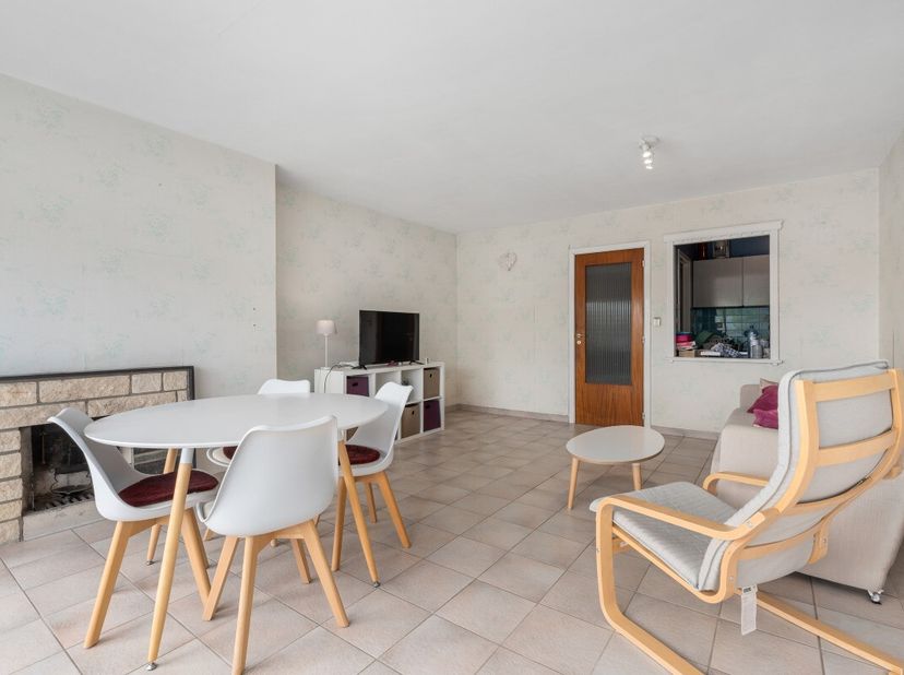 Te koop: lichtrijk appartement in het centrum van Koksijde, gelegen in de Rousseaulaan op wandelafstand van winkels, openbaar vervoer en de toeristisc