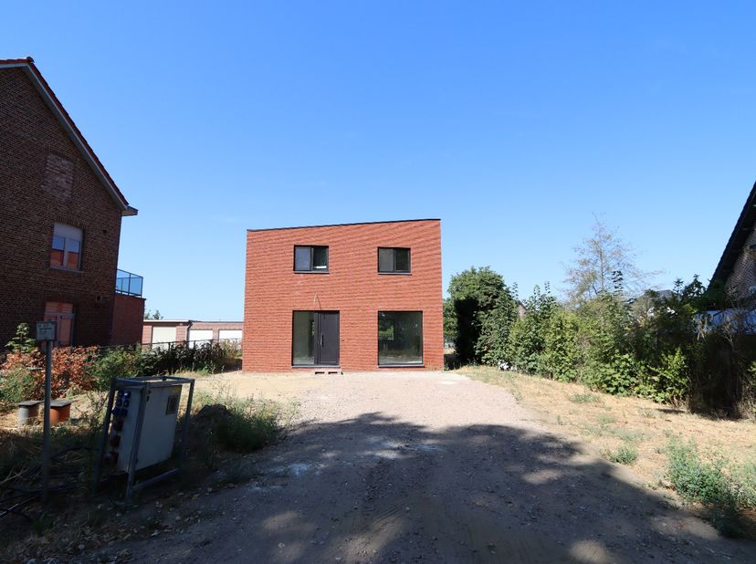 Deze nieuwbouwwoning ligt op een mooie locatie in het charmante Kessenich, bekend om zijn natuur en authentiek karakter. Dankzij de gunstige ligging z