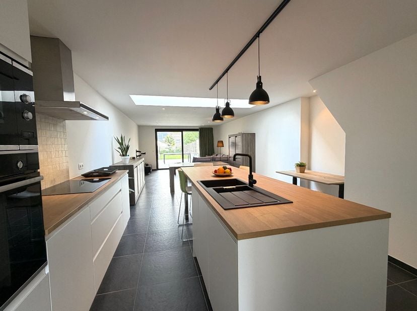 In een rustige straat vlakbij het centrum ....<br />
<br />
We komen binnen via de hal die toegang geeft tot de grote leefruimte met open keuken of to