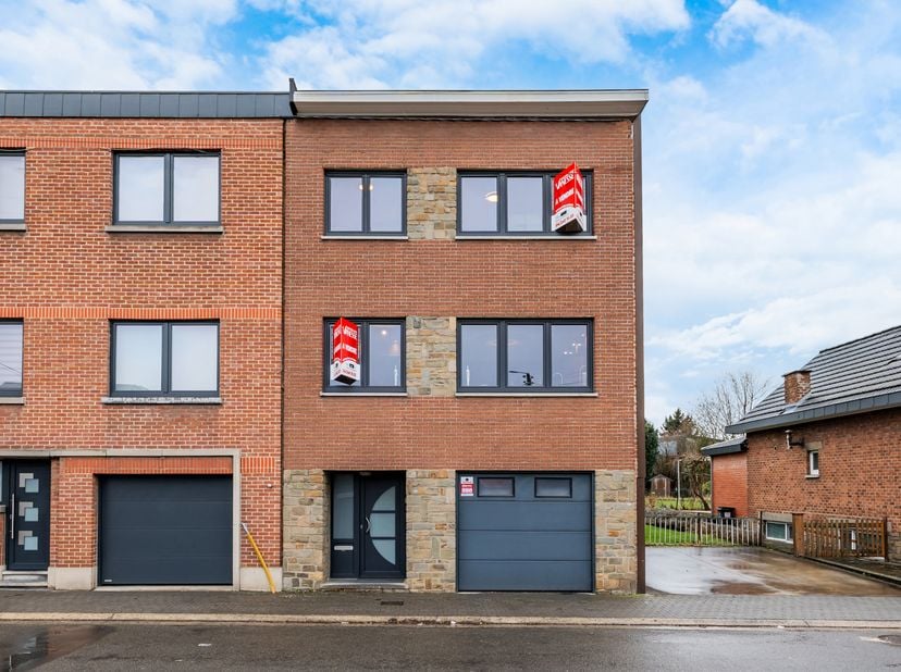 EEN ECHTE AANRADER! Prachtig gerenoveerd huis met bel étage in ANS!Deze prachtige halfvrijstaande woning, die gemeubileerd wordt verkocht (kwaliteitsm