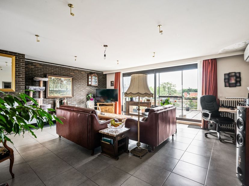 Ruim appartement met 4 slaapkamers en uitzonderlijke terrassen<br />
Vierde verdieping<br />
Via de lift bereikt u rechtstreeks de private inkomhal