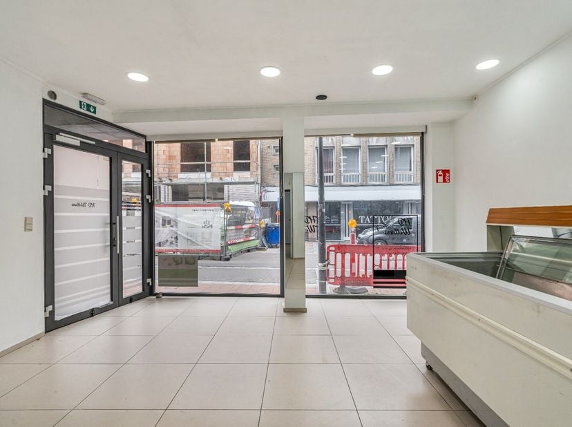 Ontdek dit interessante handelspand, gelegen aan de Winterslagstraat in het centrum van Genk. Met een oppervlakte van ca. 60 m² is dit het ideale pand