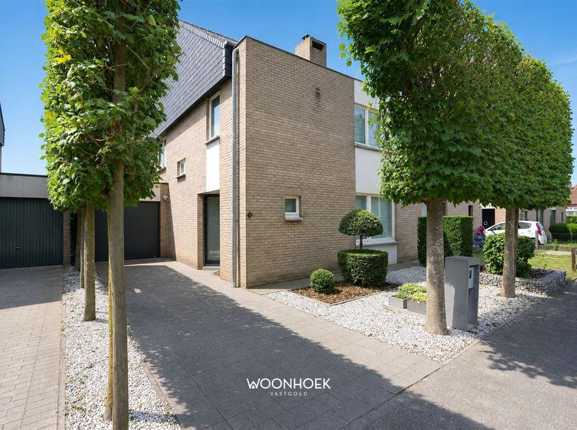 Située à un emplacement central, au 7 Jasmijnenweg à Sint-Niklaas, cette maison spacieuse et économe en énergie est proposée comme un investissement i