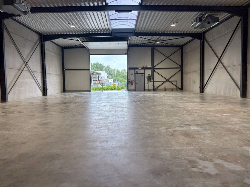 Deze instapklare industriehal van 360 m² is uitstekend gelegen op bedrijvenpark Nagelsberg in Balen. De hal werd recent volledig gerenoveerd en uitger