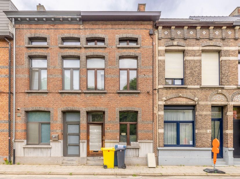 Af te werken woning op een goede locatie aan de Lierse stadsrand. Vlakbij het station en de Vesten. Op wandelafstand van Grote Markt, Zimmerplein, win