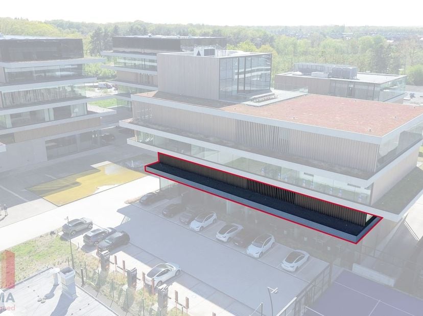 Bent u op zoek naar een unieke kantoorruimte op een toplocatie met onmiddellijke verbinding naar belangrijke snelwegen? Dan is deze kantoorruimte van