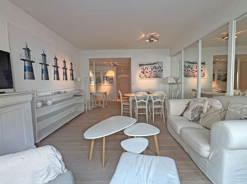 Ideaal gelegen op de hoek van de Zeedijk, in het hart van het Zoute, bevindt zich dit gemeubelde appartement met zijdelings zeezicht. Het appartement