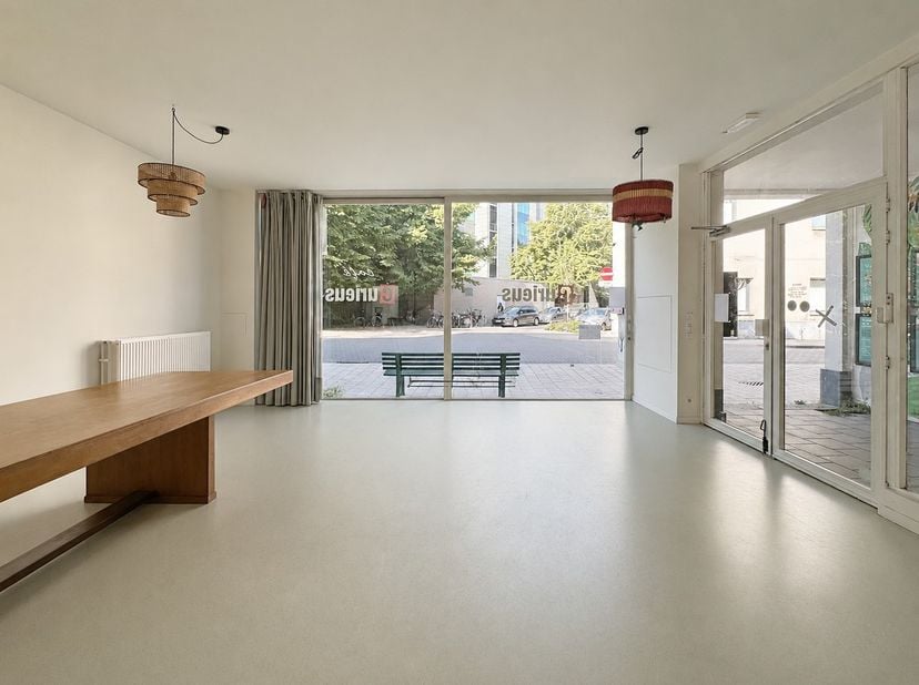 Ruime handelszaak (+/- 121 m²) op een goede en centrale locatie te Berchem!<br />
<br />
Deze handelsruimte is ingedeeld als volgt:<br />
<br />
Hal,