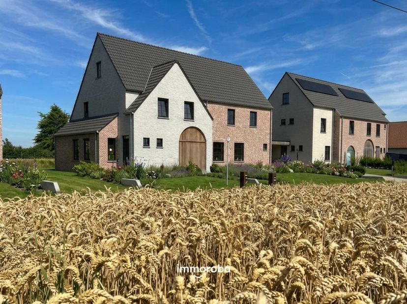 Nieuwbouwwoning in pastorijstijl, gelegen in een rustige straat met vlotte verbinding naar E17 en omliggende gemeenten. Perceeloppervlakte van 451m² e