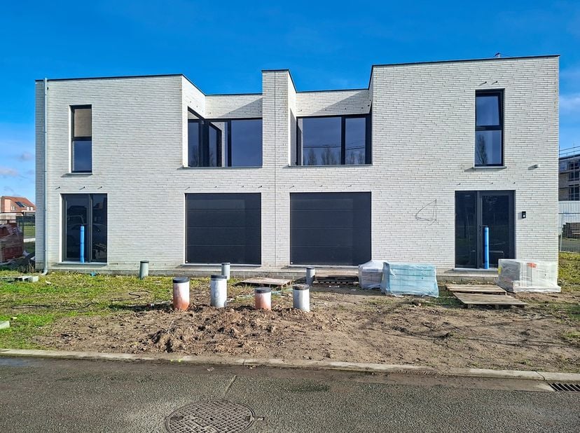 Lot 102 is een gesloten bebouwing op een grondoppervlakte van 203 m² en met een totale bewoonbare oppervlakte van 160 m². Moderne bouwstijl : 2 bouwla