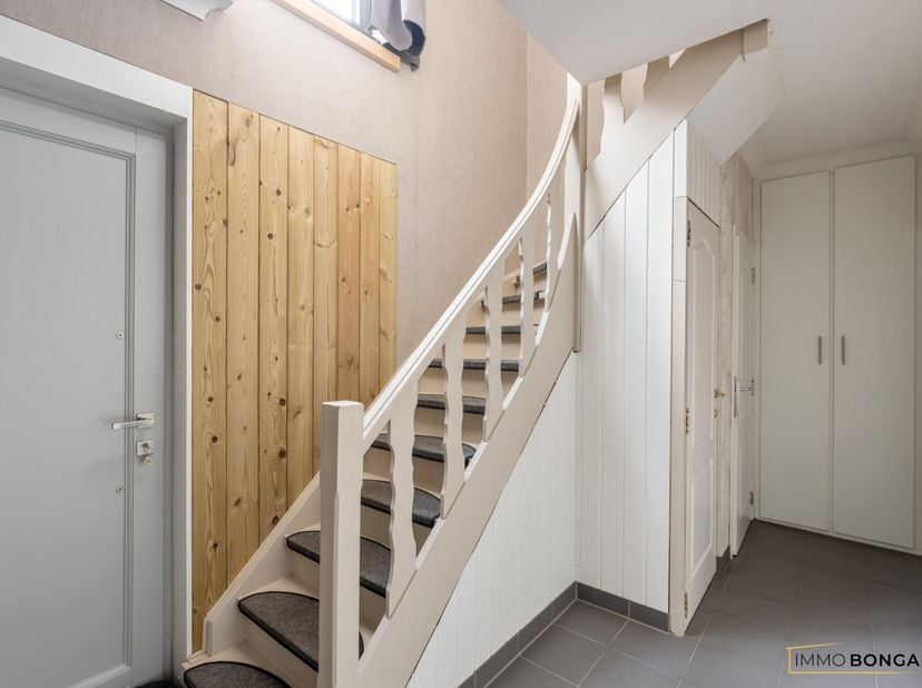 Bent u op zoek naar een ruime gezinswoning op een rustige locatie, maar toch vlak bij alle voorzieningen, dan is deze woning in Bree zeker een bezoek