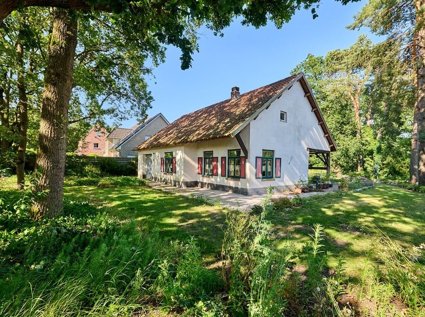 Op zoek naar een écht huis met karakter, ruimte en een tuin om helemaal in weg te dromen? Dan mag u deze woning aan Het Roth 30 in Balen zeker niet ov