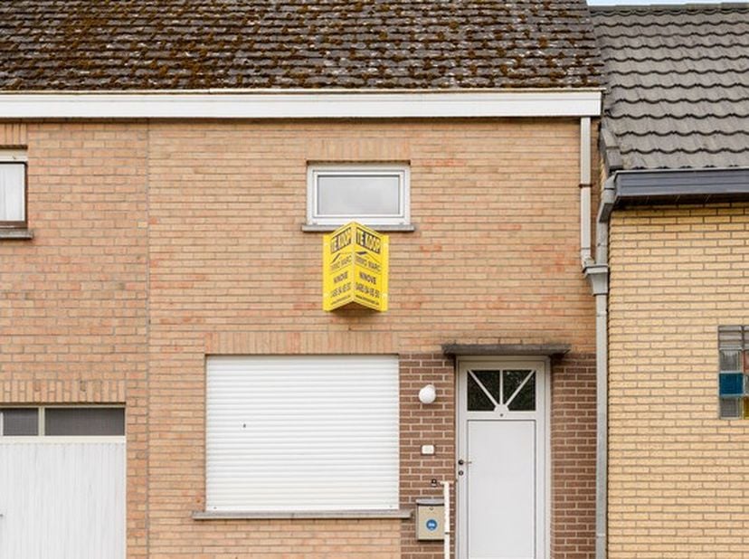 Te Zandbergen, nabij station, op wandelafstand van school, goed gelegen verzorgde woning met grote zuiders gerichte tuin.<br />
De woning is ingedeeld