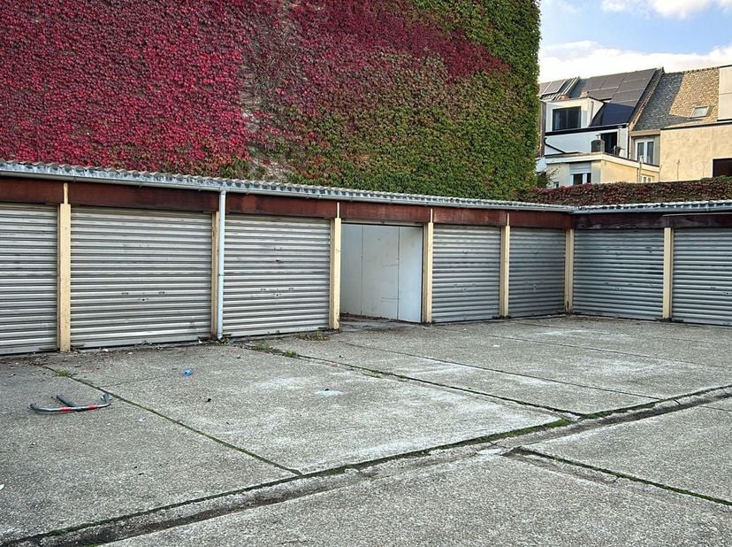Vous recherchez un endroit sécurisé pour stationner votre voiture, vos vélos et/ou entreposer vos biens de valeur ? Ou vous êtes à la recherche d’un i