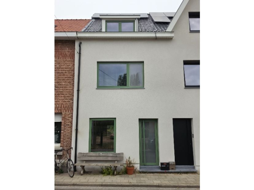 Rustig gelegen woning met 4 slaapkamers op 116m² met tuintje van circa 45m² op het westen, gelegen in een doodlopende straat vlak aan de Dijledijk.<br