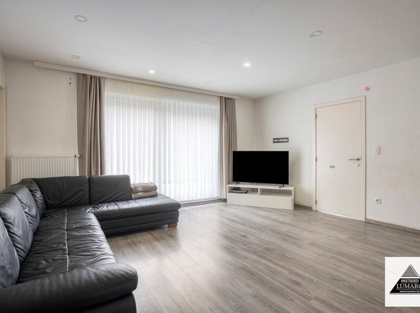 In de bruisende STALENSTRAAT in Genk gelegen woning met terras, tuin, 3 slaapkamers en vaste trap naar de zolder. De woning werd vernieuwd in 2019: be