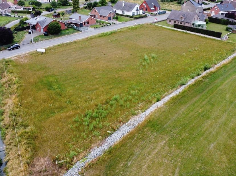 Splendide terrain de 32 ares à Deux-Acren <br />
<br />
Sur près de 55 mètres de large et 55 de profondeur, ce large terrain en zone d'habitat à car