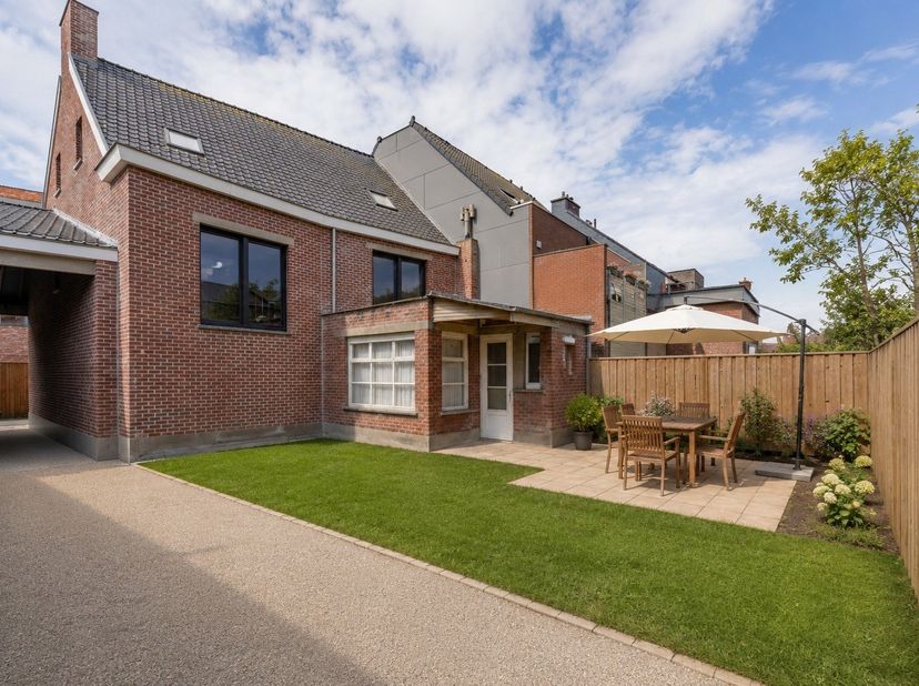 Deze woning is centraal gelegen in de Kloosterstraat 88 te Ruiselede, met een vlotte verbinding naar het centrum en omliggende gemeenten zoals Beernem