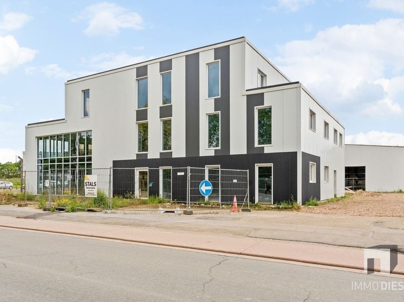 Op een strategisch gelegen KMO-terrein van 14,09 are in Diest biedt Immo Diest een nieuw bureelgebouw aan.<br />
De verkoop gebeurt onder het BTW-ste